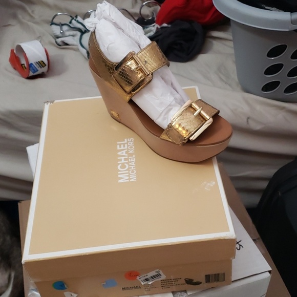 Michael kors tan gold wedges - Picture 4 of 4